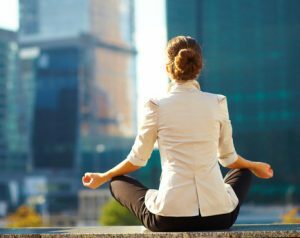 Tomar cinco minutos para meditar durante el día puede entrenar tu mente para soportar el estrés y la ansiedad. Pruebe una meditación de cinco minutos para calmar su ansiedad.