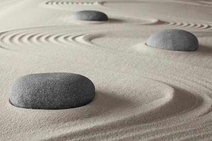 Pensar en la ansiedad como una roca en un jardín zen puede ayudarnos a movernos con calma mientras trabajamos para que la ansiedad desaparezca.