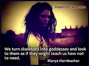 Cita perspicaz sobre los trastornos alimentarios: convertimos los esqueletos en diosas y los miramos como si pudieran enseñarnos cómo no necesitarlos.