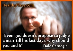 Cita sobre el estigma de Dale Carnegie - Incluso Dios no se propone juzgar a un hombre hasta sus últimos días, ¿por qué tú y yo?