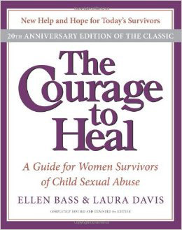 "The Courage to Heal" es un libro popular entre aquellos con trastorno de identidad disociativo. Originalmente no lo recomendé, pero ahora creo que vale la pena leerlo.