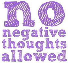 ¿Los pensamientos negativos te alejan de la felicidad? Es posible convertir esos pensamientos negativos en un diálogo interno positivo. Aprende cómo con este ejemplo. 