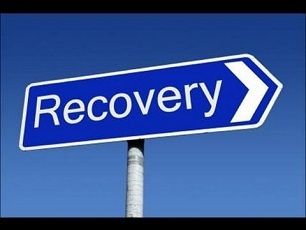 El enfoque de 12 pasos también ayuda a los adictos y a las personas con TEPT a recuperarse. ¿Cómo funciona el enfoque de 12 pasos para la recuperación del TEPT? Descúbrelo aquí. 