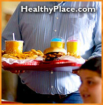 Comer en exceso compulsivamente: por qué las personas se dedican a comer en exceso compulsivamente, comer en exceso y a dieta, perder peso y recibir terapia para tratar la sobrealimentación. Transcripción de la conferencia.