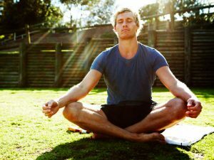 Conozca los innumerables beneficios para el yoga, que incluyen calmar su mente y controlar sus emociones.
