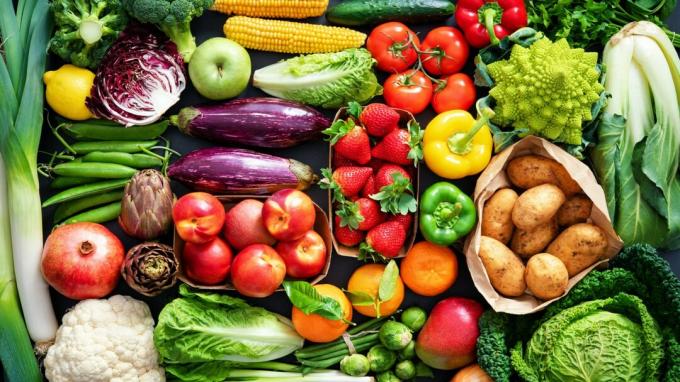 Fondo de alimentos con variedad de frutas y verduras orgánicas frescas y saludables en la mesa