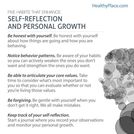Cartel con cinco consejos sobre autorreflexión para alcanzar el crecimiento personal.
