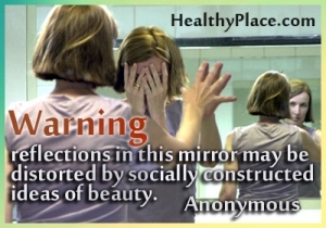 Cita del trastorno alimentario: las reflexiones en este espejo pueden verse distorsionadas por ideas de belleza socialmente construidas.